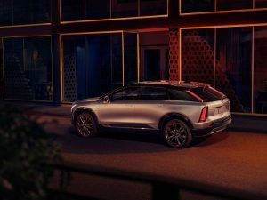 Cadillac OPTIQ 2025 diseño exterior color naranja con plata - estacionada de lado