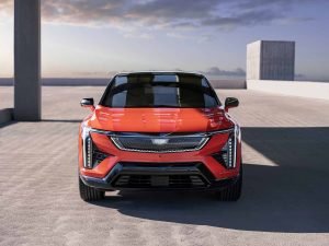 Cadillac OPTIQ 2025 diseño exterior color naranja con negro - de frente, faros LED, parabrisas, emblema, parilla