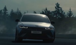 Hyundai IONIQ 5 2025 en primeras imágenes - el nuevo auto eléctrico deportivo - parte frontal, en autopista