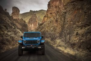 Jeep Wrangler 4xe 2024 - diseño exterior, en carretera