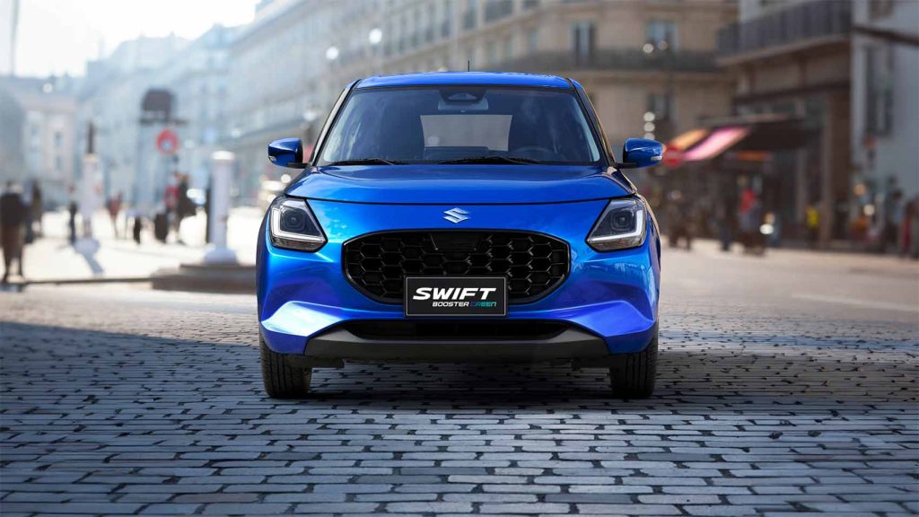 Suzuki Swift Boostergreen 2026 en México - diseño exterior color azul en calle de frente, faros LED; defensa, parrilla