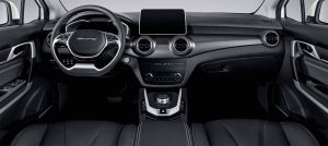 BAIC EU5 eléctrico en México, interiores: pantalla, tablero, volante, palanca central