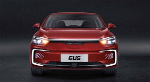BAIC EU5 eléctrico en México, exterior: frente, faros LED, defensa
