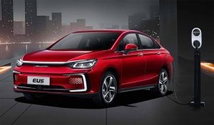 BAIC EU5 eléctrico en México, exterior: frente y lateral, defensa, luces LED, rines