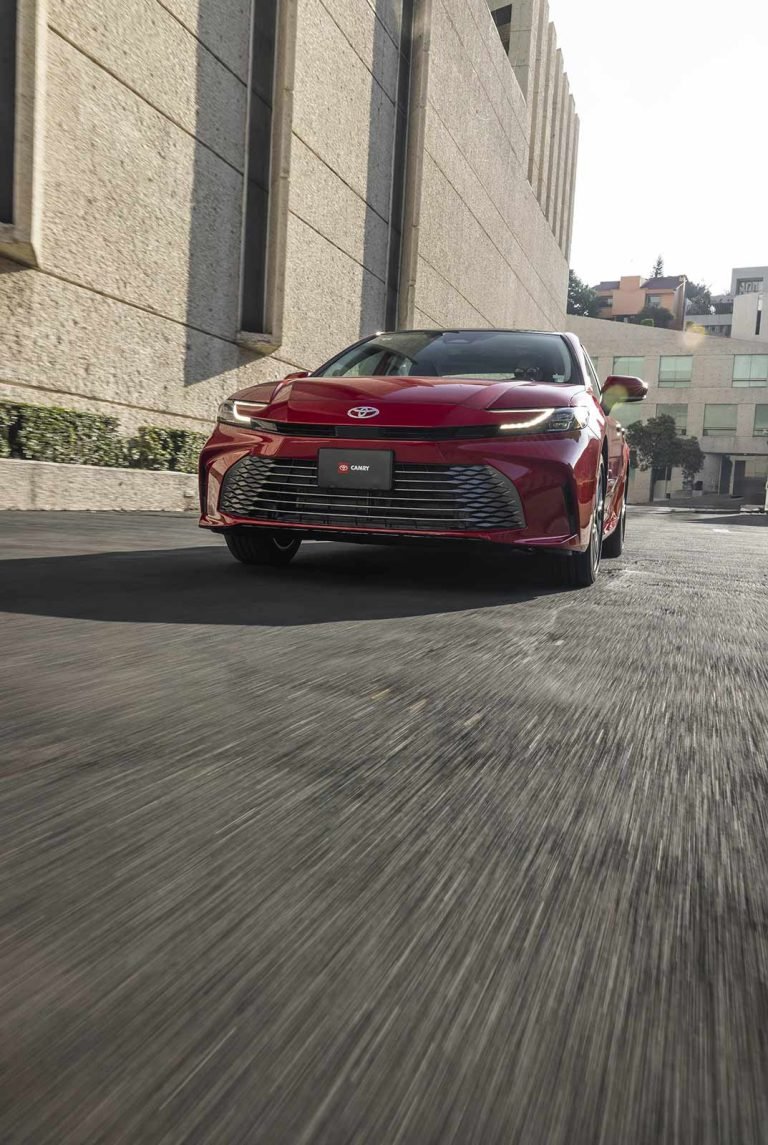 Toyota Camry 2025 llega a México totalmente híbrido versiones y precios