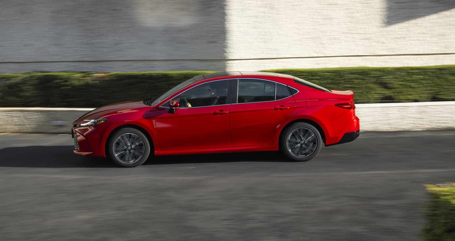 Toyota Camry 2025 llega a México totalmente híbrido versiones y precios