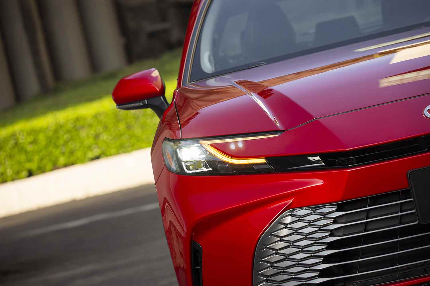 Toyota Camry 2025 llega a México totalmente híbrido: versiones y precios