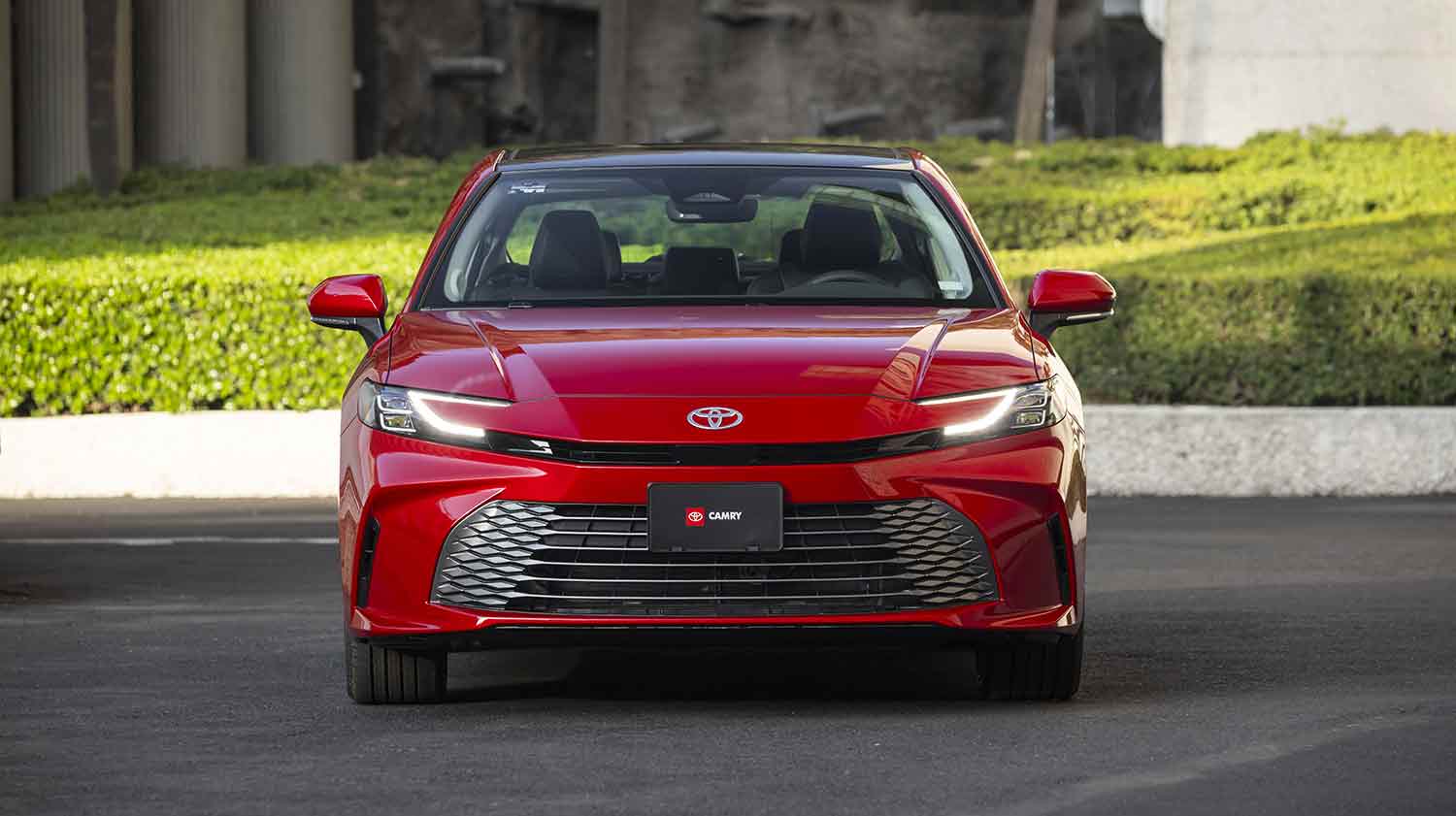 Toyota Camry 2025 llega a México totalmente híbrido: versiones y precios