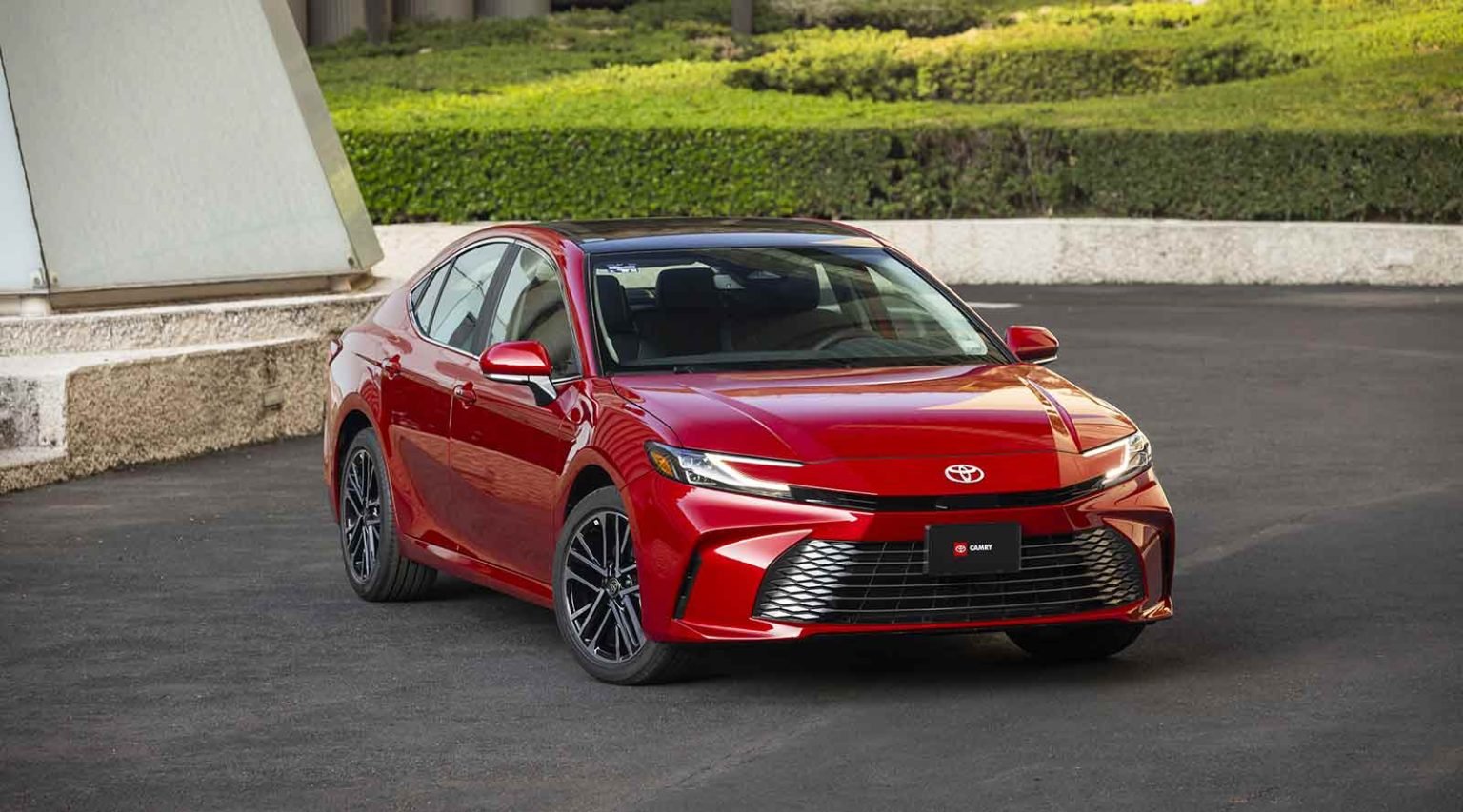 Toyota Camry 2025 llega a México totalmente híbrido versiones y precios