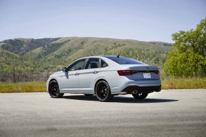 Volkswagen Jetta 2025 hecho en México - diseño exterior, parte posterior y lateral, color blanco