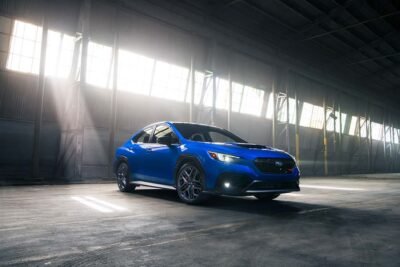 Subaru WRX Performance 2025 tS: diseño exterior, estacionado con faros LED encendidos