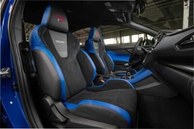 Subaru WRX Performance 2025 en México: diseño interior, asientos en color con tonos azules y deportivos