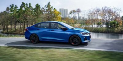 Chevrolet Onix 2025 en México: exterior, color azul, lateral