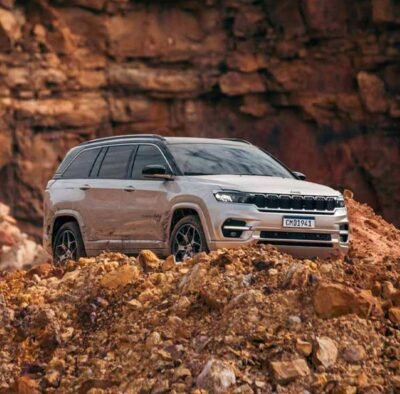 Jeep Commander 2025: diseño exterior en desierto, frente faros, defensa, lateral