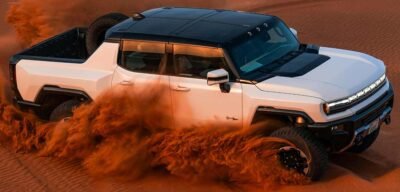 Hummer EV 2025 nuevo Hummer eléctrico en México, diseño exterior en camino lleno de polvo, desierto