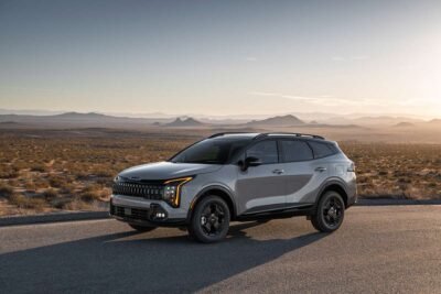 Kia Sportage 2026 pronto en México: en carretera, lateral en movimiento, atardecer en desierto