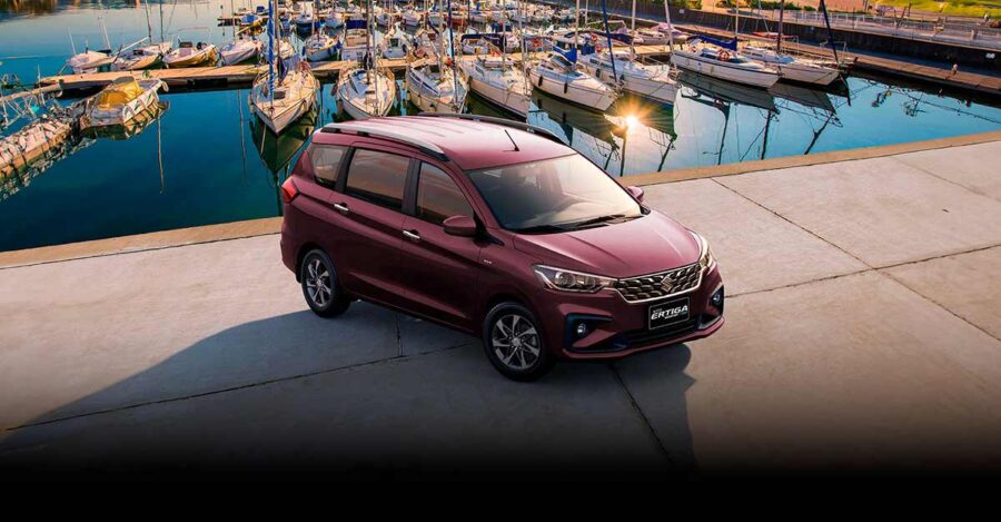 Suzuki Ertiga Boostergreen 2025 en México: diseño exterior estacionada en puerto