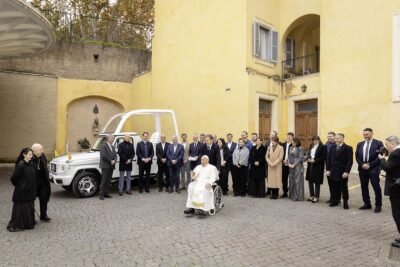 Papamóvil eléctrico de Mercedes-Benz 2025 - entrega oficial en el Vaticano - foto oficial del equipo