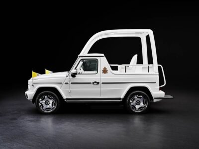 Papamóvil eléctrico de Mercedes-Benz 2025 - diseño exterior, lateral con capota desplegada