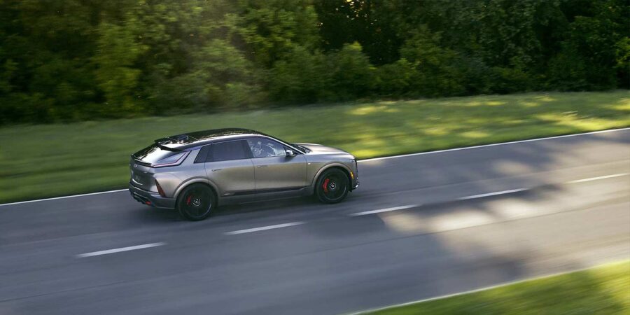 Cadillac presenta el LYRIQ-V 2026, pronto en México, exterior en carretera