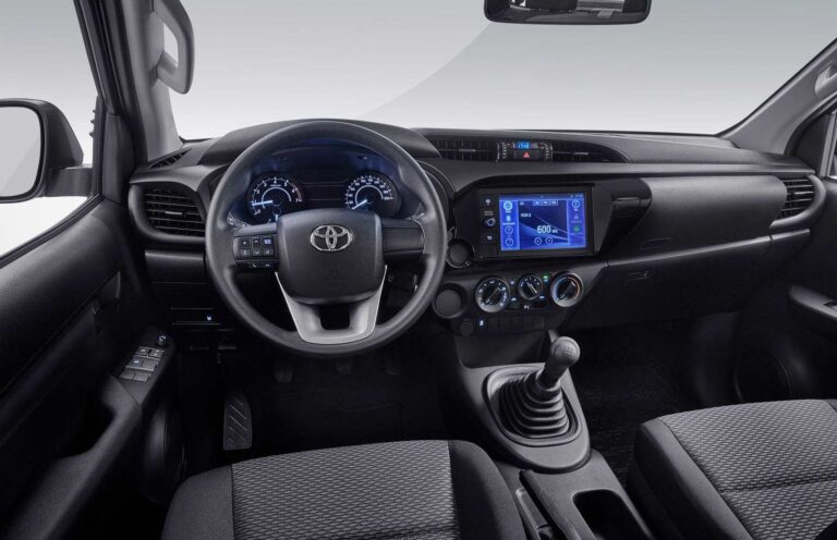 Toyota lanza en México la nueva Hilux 2025 a gasolina y diésel
