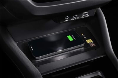 Subaru Forester 2026 llega a México versión e-Boxer HEV - Interior, cargador inalámbrico