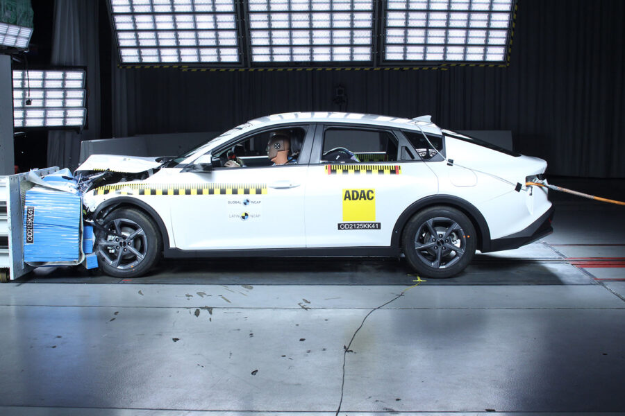 Kia K4 obtiene 5 estrellas en las pruebas de seguridad Latin NCAP, en septiembre de 2025.