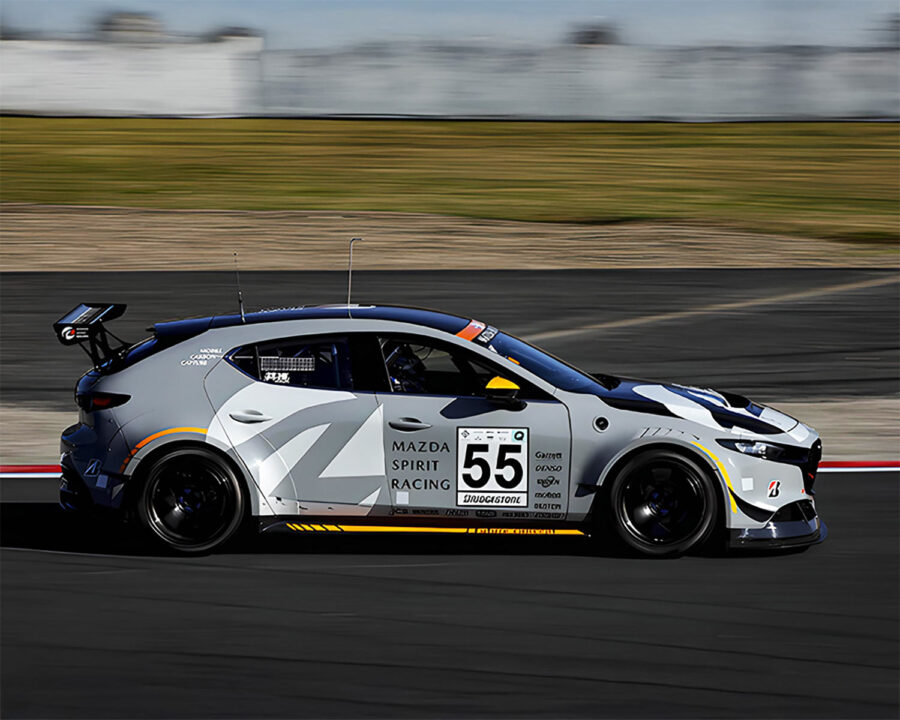 Mazda presenta su sistema de captura de CO₂ en las pistas de carreras con su Mazda Mobile Carbon Capture.
