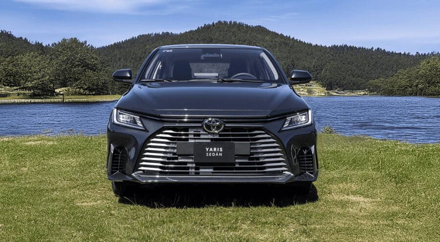 Toyota Yaris sedán HEV (híbrido eléctrico) 2026 en México