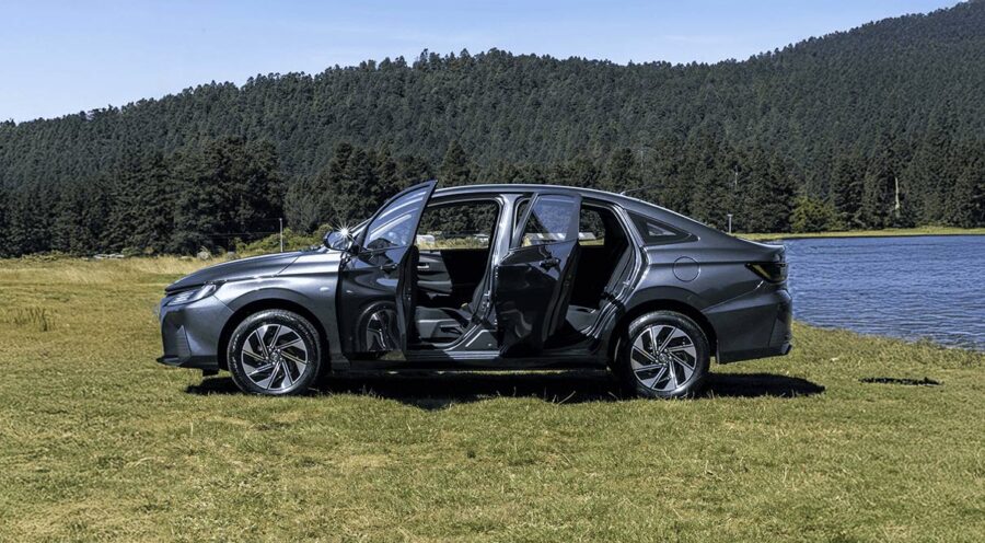 Toyota Yaris sedán HEV (híbrido eléctrico) 2026 en México