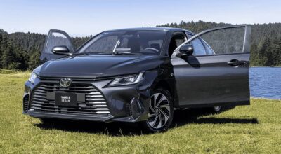 Toyota Yaris sedán HEV (híbrido eléctrico) 2026 en México