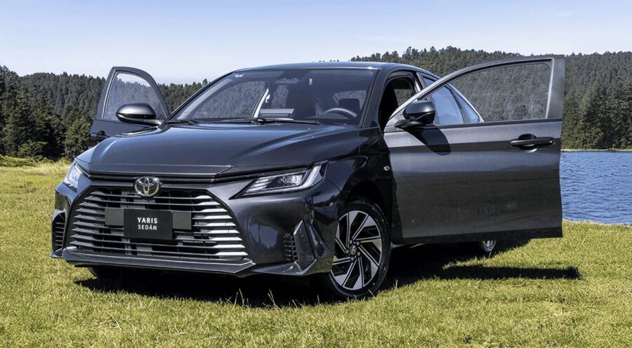 Toyota Yaris sedán HEV (híbrido eléctrico) 2026 en México