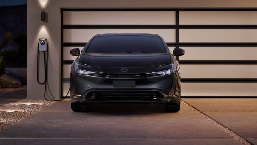 Toyota Prius PHEV 2026
