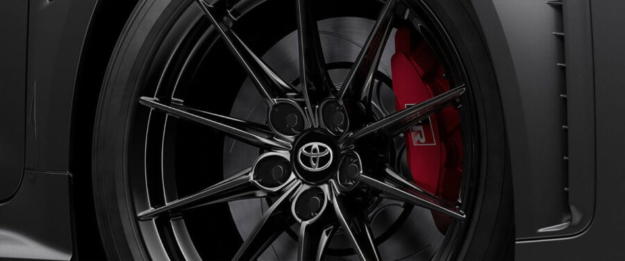 GR Corolla 2026 en México - rines negros, frenos rojos