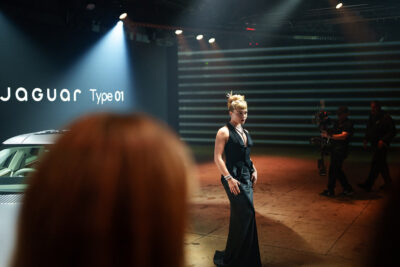 Jaguar presentó en Nueva York el nuevo Type 01 - Florence Pugh