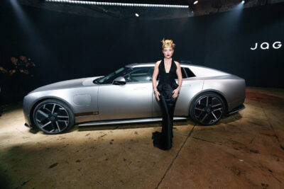 Jaguar presentó en Nueva York el nuevo Type 01 - Florence Pugh